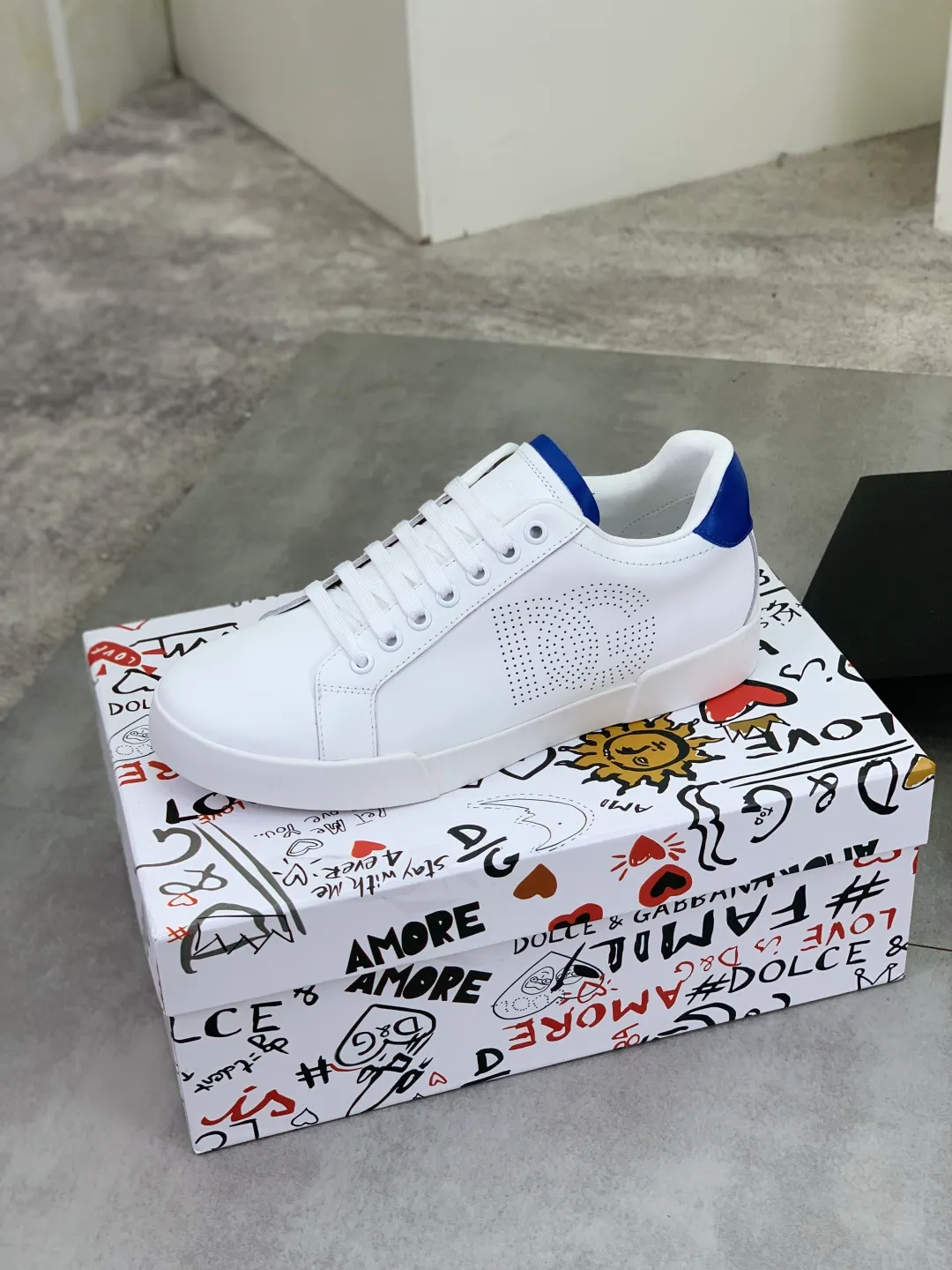 Men's shoes 💰P520💰 [New model] The latest hot style, top original quality, the official website is synchronized with "DOLCE&GABBANA [Dolce & Gabbana] ~ High quality." The effect is low-top casual DG men's shoes, loved by many celebrities, using high-end imported first-layer calfskin with punched logo design + cowhide feet, simple and elegant, perfectly interpreting the latest inspiration for shoes, integrating classics and fashion, luxury dreams, and fashion. Suitable for drivers, light and comfortable to drive, light and breathable for outdoor travel, high-end quality, trustworthy, 3️⃣color🉑️choice! Code number: 38-46